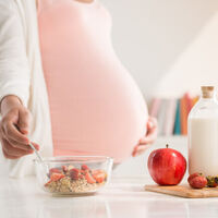 El IMC de la madre antes del embarazo y el tiempo de televisión son determinantes en el peso futuro de los hijos