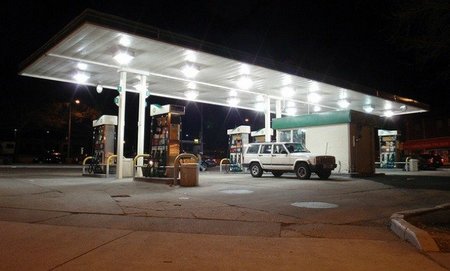 Hace un año, llenar el depósito nos costaba 9 euros menos