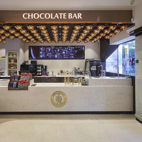 Lindt abre en Barcelona su tienda más grande de España con dos fuentes de chocolate y productos que nunca había vendido 