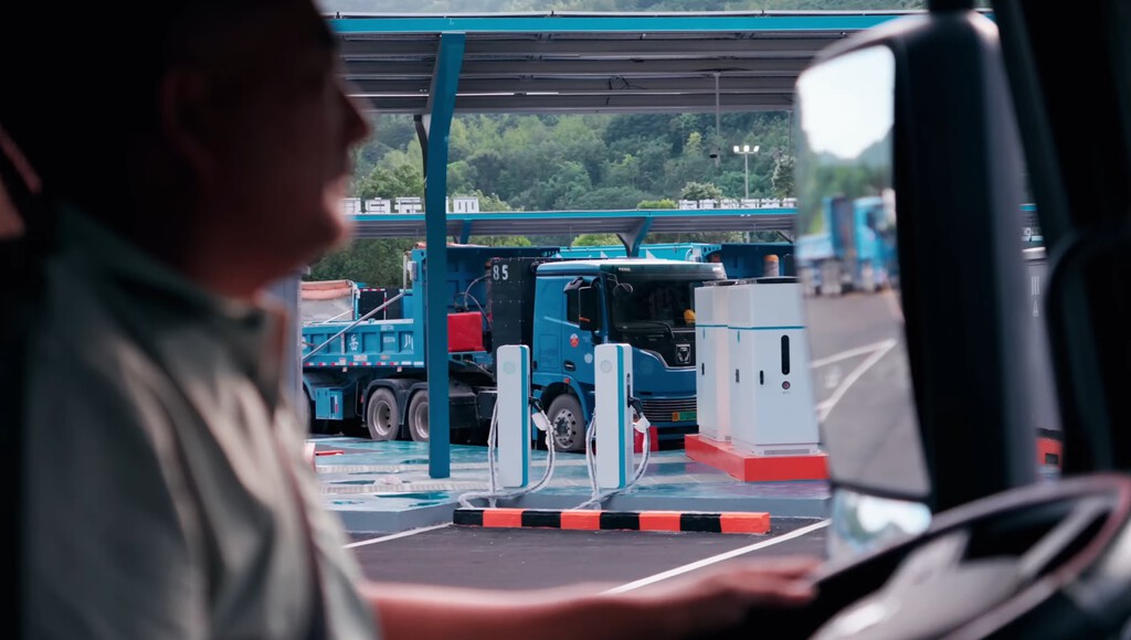 Sin hacer ruido, Huawei ya es un actor clave en movilidad eléctrica: su megaestación para camiones es la más grande del mundo 