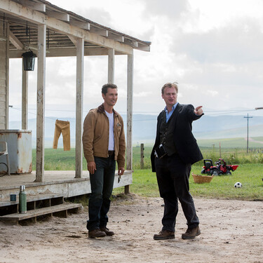 Christopher Nolan Pointing At Things On The Set Of V0 Fost5j34l0z81