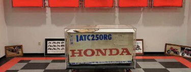 Guardó esta ridícula joya de Honda en cajas hace 40 años. Se ha hecho casi rico vendiéndola, pero es una trampa mortal