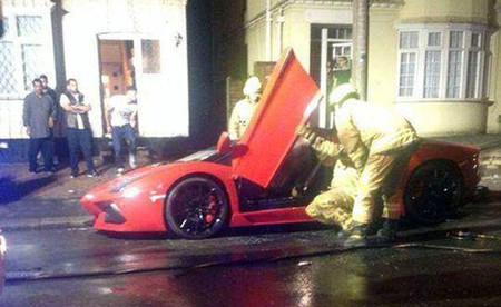 Vandalismo en Londres: incendian un Lamborghini Aventador Roadster