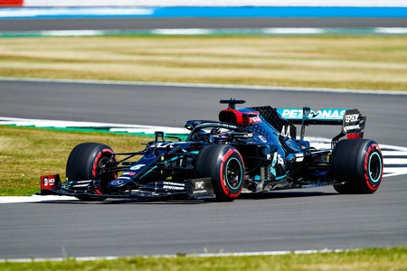 Lewis Hamilton celebra el 70 aniversario de la Fórmula 1 marcando el mejor tiempo en Silverstone