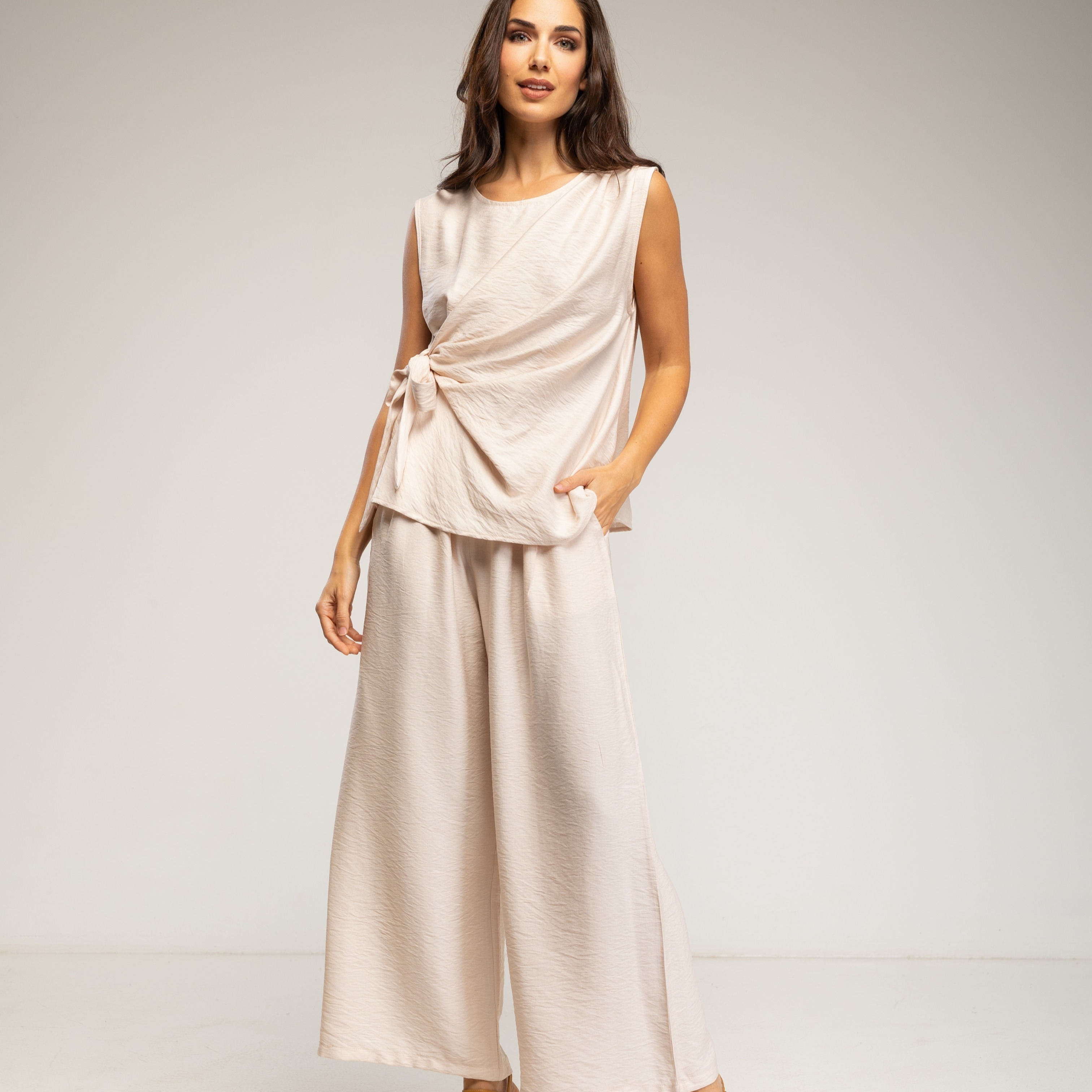Conjunto de mujer de top sin mangas con lazada y pantalon elástico Beige Tantra
