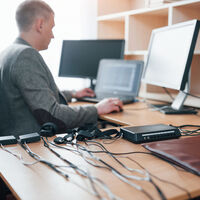 Gracias a estas etiquetas de colores baratas podrás tener bien identificados los cables del mueble de la tele o el escritorio
