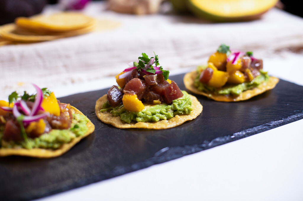 Tostadas de atún con mango y aguacate: una receta mexicana fácil, deliciosa y saludable