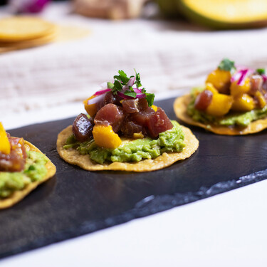 Tostadas de atún con mango y aguacate: una receta mexicana fácil, deliciosa y saludable 