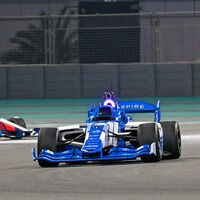 Accidentes, trompos a 30 km/h y paradas sin motivo. La primera carrera de coches autónomos de la historia demuestra que la inteligencia artificial aún está lejos de Fernando Alonso