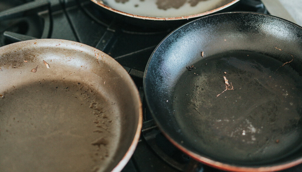 Así de fácil es dar una segunda vida a las sartenes viejas transformándolas en un reloj de pared