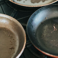 Así de fácil es dar una segunda vida a las sartenes viejas transformándolas en un reloj de pared