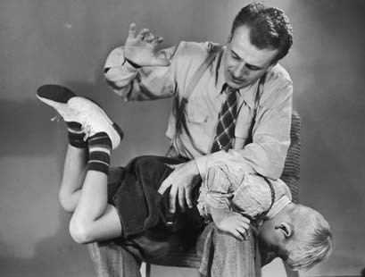 La mitad de los padres pegan a sus hijos