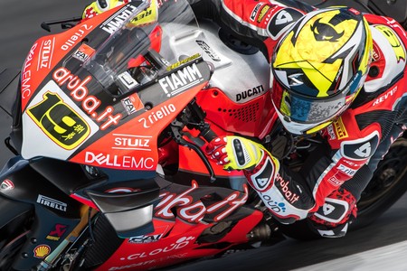 ¡Demoledor! Álvaro Bautista arrasa en Superbikes llevándose su primera victoria en Phillip Island