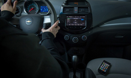 General Motors y Apple detallan las funcionalidades del modo "ojos libres" de Siri