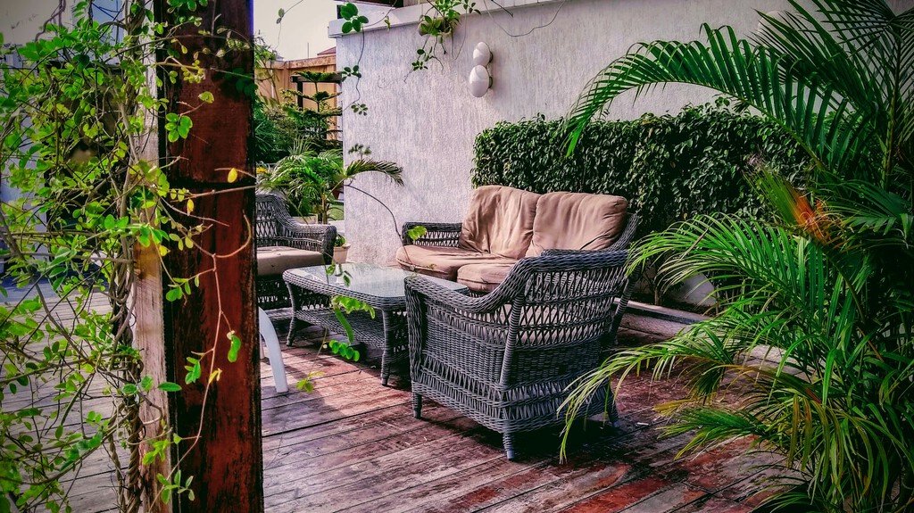 Vista en las rebajas de El Corte Inglés: una mesa auxiliar doble perfecta para crear un espacio de relax en balcones o terrazas