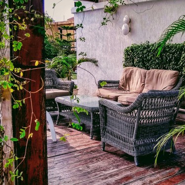 Vista en las rebajas de El Corte Inglés: una mesa auxiliar doble perfecta para crear un espacio de relax en balcones o terrazas