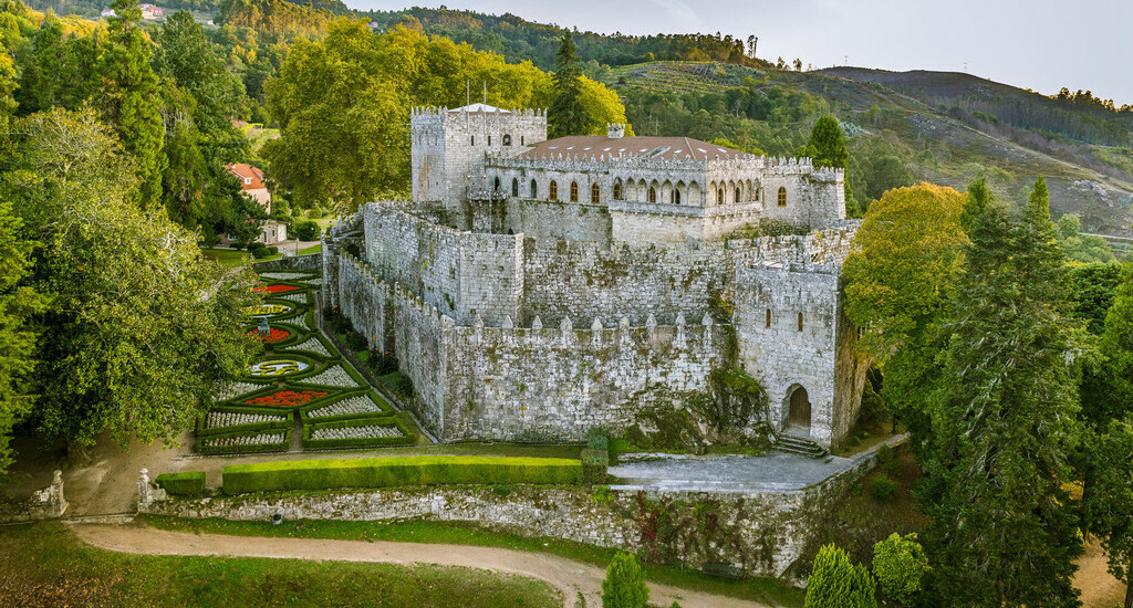 Es el castillo medieval mejor conservado de toda Galicia y curiosamente ...