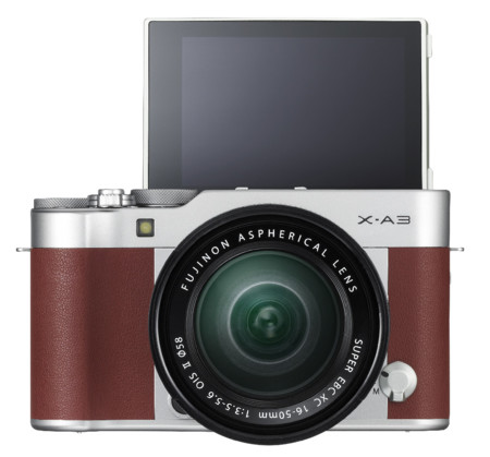 La Fujifilm X-A3 sigue apostando por el selfie y llega con LCD táctil y nuevo sensor de 24,2 Mp