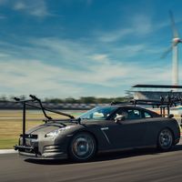 ¿Qué necesitas para grabar un video del Nissan GT-R Nismo? ¡Otro GT-R Nismo!