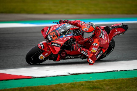Pecco Bagnaia se confirma como el rey de las poles en Assen pero no se deshace de Fabio Quartararo