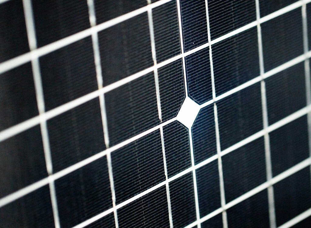 El invento que promete placas solares mucho más baratas, eficientes y en todas partes 