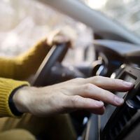 Os especialistas em mecânica são claros quanto a isso: "Idealmente, em dias muito quentes, você não deve ligar o ar condicionado ao dar partida no carro" 