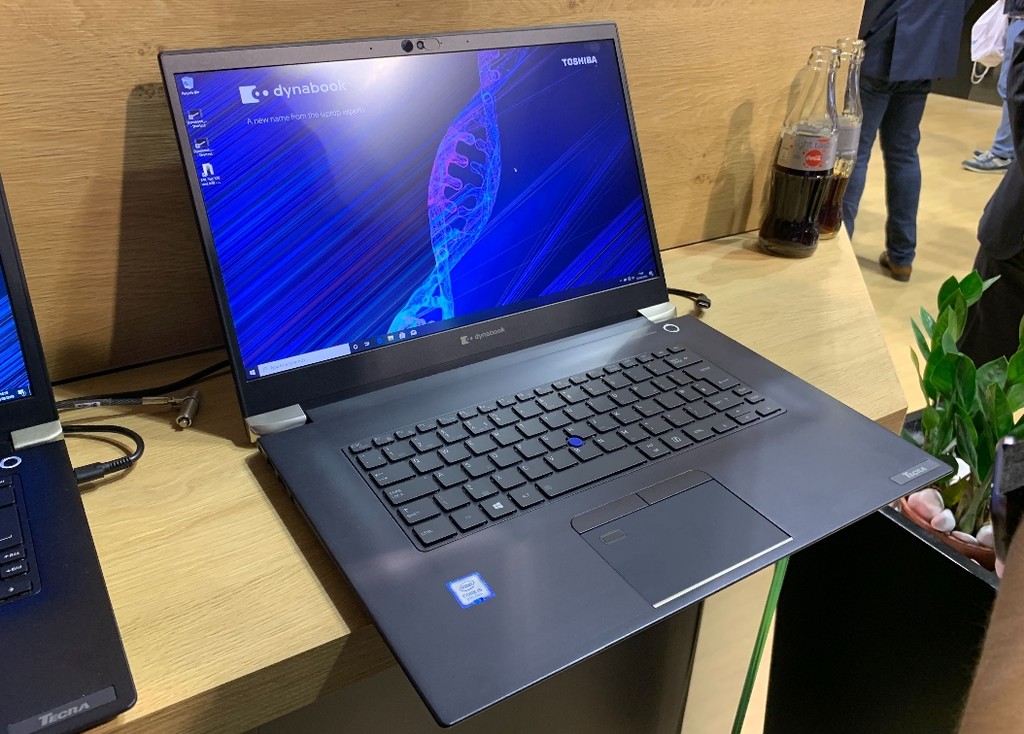 Este es el primer portátil Toshiba fabricado por Sharp: chasis de magnesio y hasta 17 horas de batería