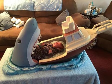 ¿A que no pondrías a tu bebé aquí? Una cuna inspirada en "Tiburón"