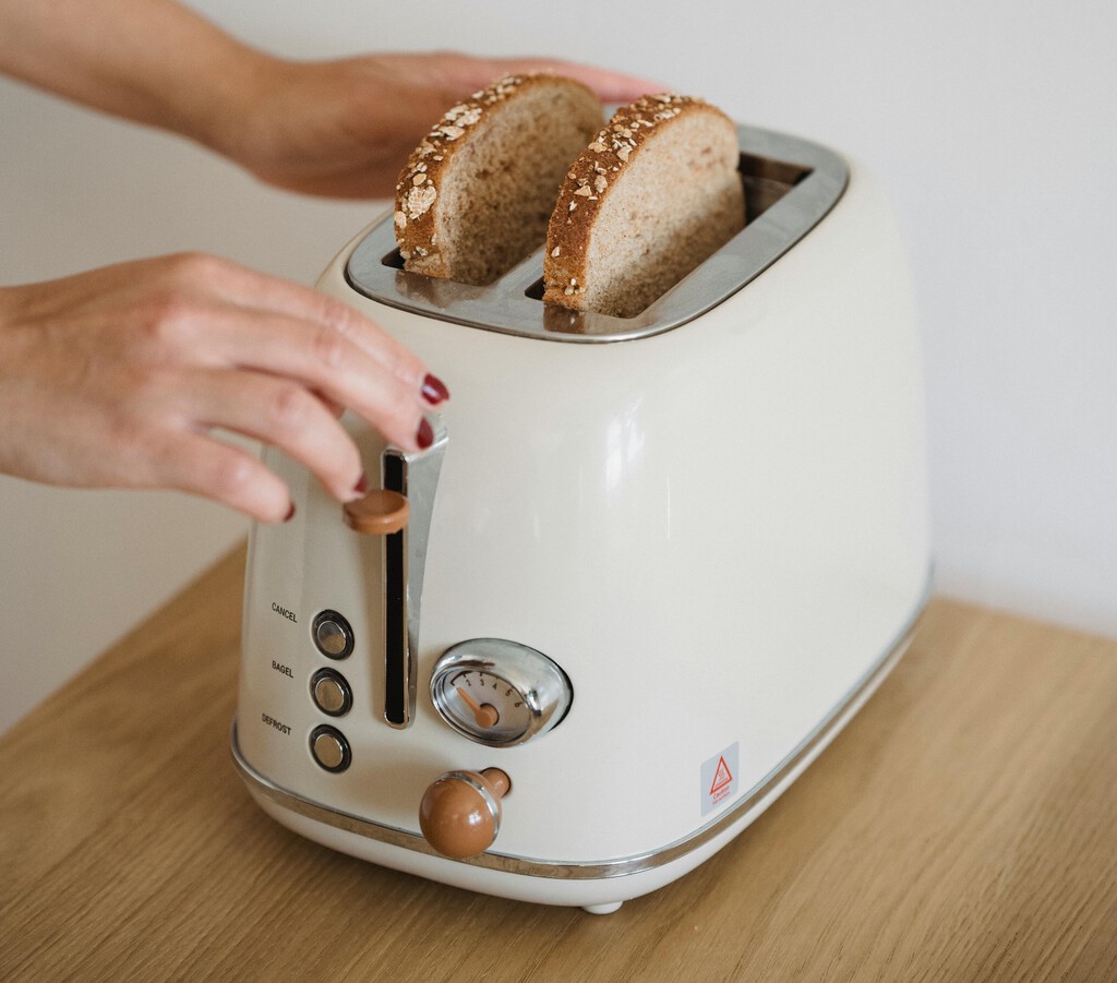 Dejar la tostadora enchufada cuando no la usas es mala idea. La razón no tiene nada que ver con el ahorro de energía