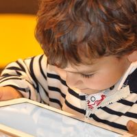 Niños y uso de pantallas electrónicas: consejos para cuidar su salud visual