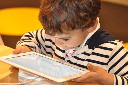 Niños y uso de pantallas electrónicas: consejos para cuidar su salud visual
