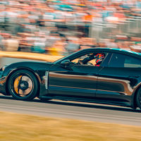 El Porsche Taycan se deja ver también en Goodwood, casi al desnudo y pilotado por Mark Webber