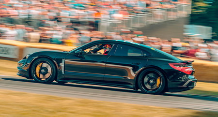 El Porsche Taycan se deja ver también en Goodwood, casi al desnudo y pilotado por Mark Webber