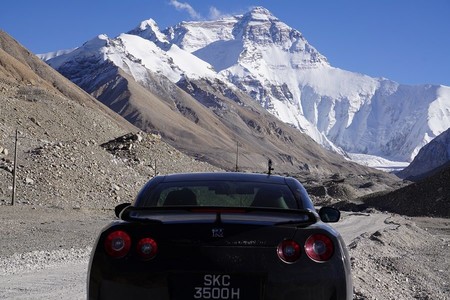 ¿Llevarías tu Nissan GT-R al Campo Base del Everest? Este tipo de Singapur ya lo ha hecho