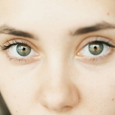 Este color para delinear los ojos es mucho mejor que el blanco y neutraliza todas las rojeces