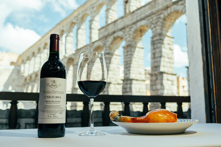 Cochinillo asado y Vega Sicilia Único frente al acueducto. ©Mesón de Cándido.