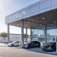 El revolucionario modelo de Tesla ya no funciona: Elon Musk creía que podía triunfar sin agencias. Ahora las tiene trabajando 13 horas al día, hasta fines de semana, porque las ventas se derrumban