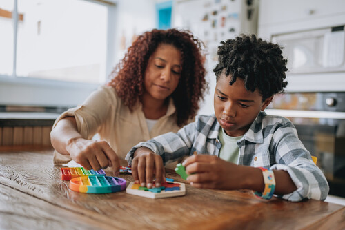 Criança realizando atividades com mulher. Crédito:andreswd/GettyImages