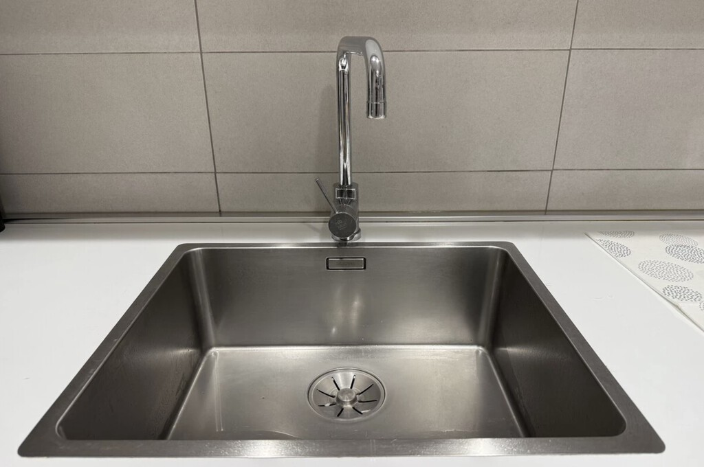 Un fontanero me ha enseñado que es lo que nunca hay que usar para desatascar el fregadero o el váter en casa y qué es lo recomendado