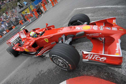 Ferrari no acaba con su 'gafe' en Mónaco
