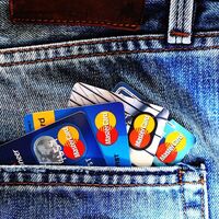 Usar tarjetas de crédito normalmente es una mala decisión financiera pero algunas permiten ganar dinero: te contamos cuáles y cómo