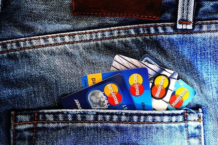 Usar tarjetas de crédito normalmente es una mala decisión financiera pero algunas permiten ganar dinero: te contamos cuáles y cómo