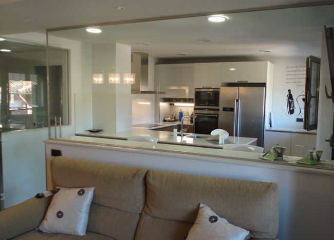 Antes y después: ganando espacio y luz natural Ventana entre salon y cocina