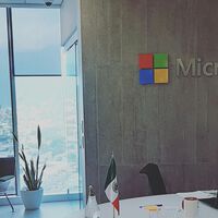 Microsoft exige a sus empleados a volver a la oficina. Con un escrito que contradice el marketing de su Teams y sus capacidades