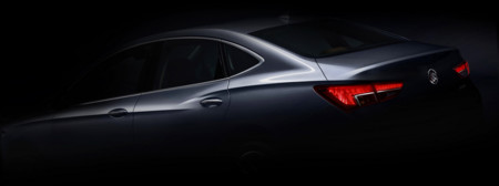 El Buick Verano se deja ver en la oscuridad antes de Shanghái