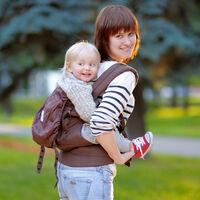 Cómo portear de forma ergonómica a un bebé curioso que quiere ver mundo