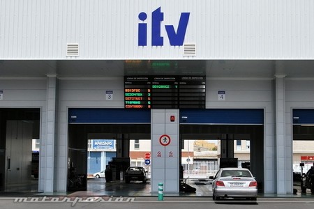 Estos son los defectos graves más comunes detectados en las ITV, según la DGT