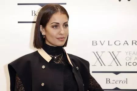 Hiba Abouk estrena corte de pelo luciendo un carísimo look de una de las marcas francesas más cotizadas