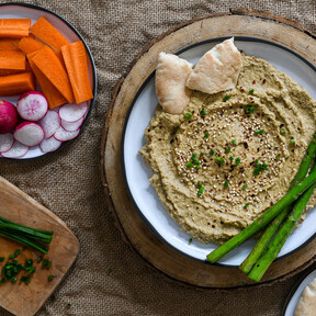 Desde que la probé en un restaurante libanés, esta receta se ha convertido en mi untable de referencia por delante de la tiranía del hummus 