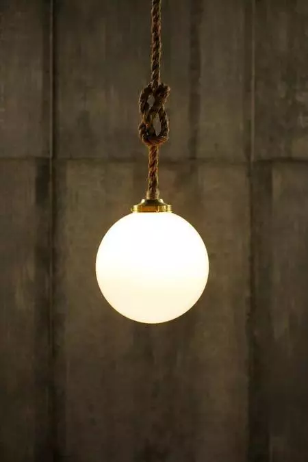 Cuerda anudada y una esfera, la sencillez de la lámpara The Broadway